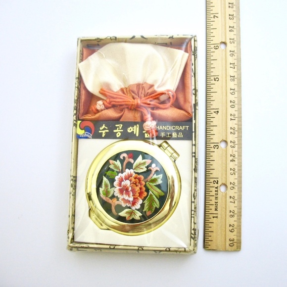 Mirror Compact, NIB, Floral Silk Embroidery, 1980s - Picture 8 of 8